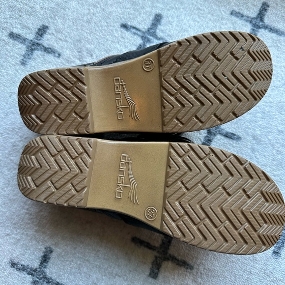 Dansko Pearson Tumbled Black Clogs with Buckle - Picture 4 of 7